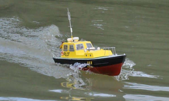 rc pilot boat