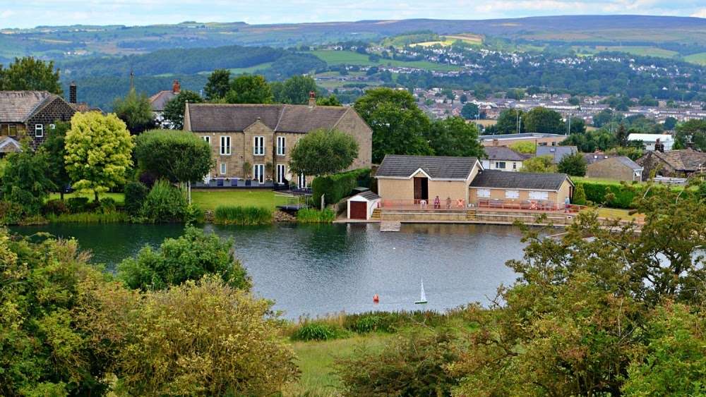 Rawdon Model Boat Club on a quiet Thursday Morning 2023, yacht racing.JPG