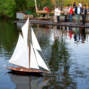 http://www.modelboats.co.uk/wp-content/uploads/sites/5/images/member_albums/2459/Sandy_Cousins_Britannia.jpg