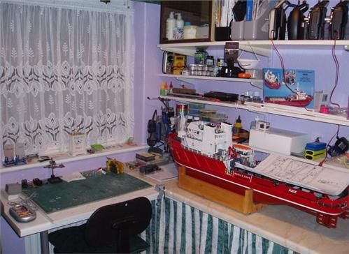 http://www.modelboats.co.uk/wp-content/uploads/sites/5/images/member_albums/2674/My_mini_workshop.JPG