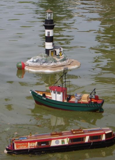 http://www.modelboats.co.uk/wp-content/uploads/sites/5/images/member_albums/2674/Passing_Lighthouse_Colwyn_Bay_2008.JPG
