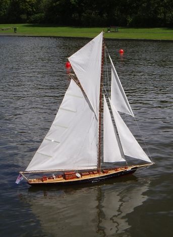 http://www.modelboats.co.uk/wp-content/uploads/sites/5/images/member_albums/2674/best_yacht_pocatannia.JPG
