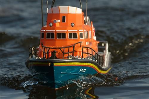 http://www.modelboats.co.uk/wp-content/uploads/sites/5/images/member_albums/3889/Lifeboatseven3.jpg